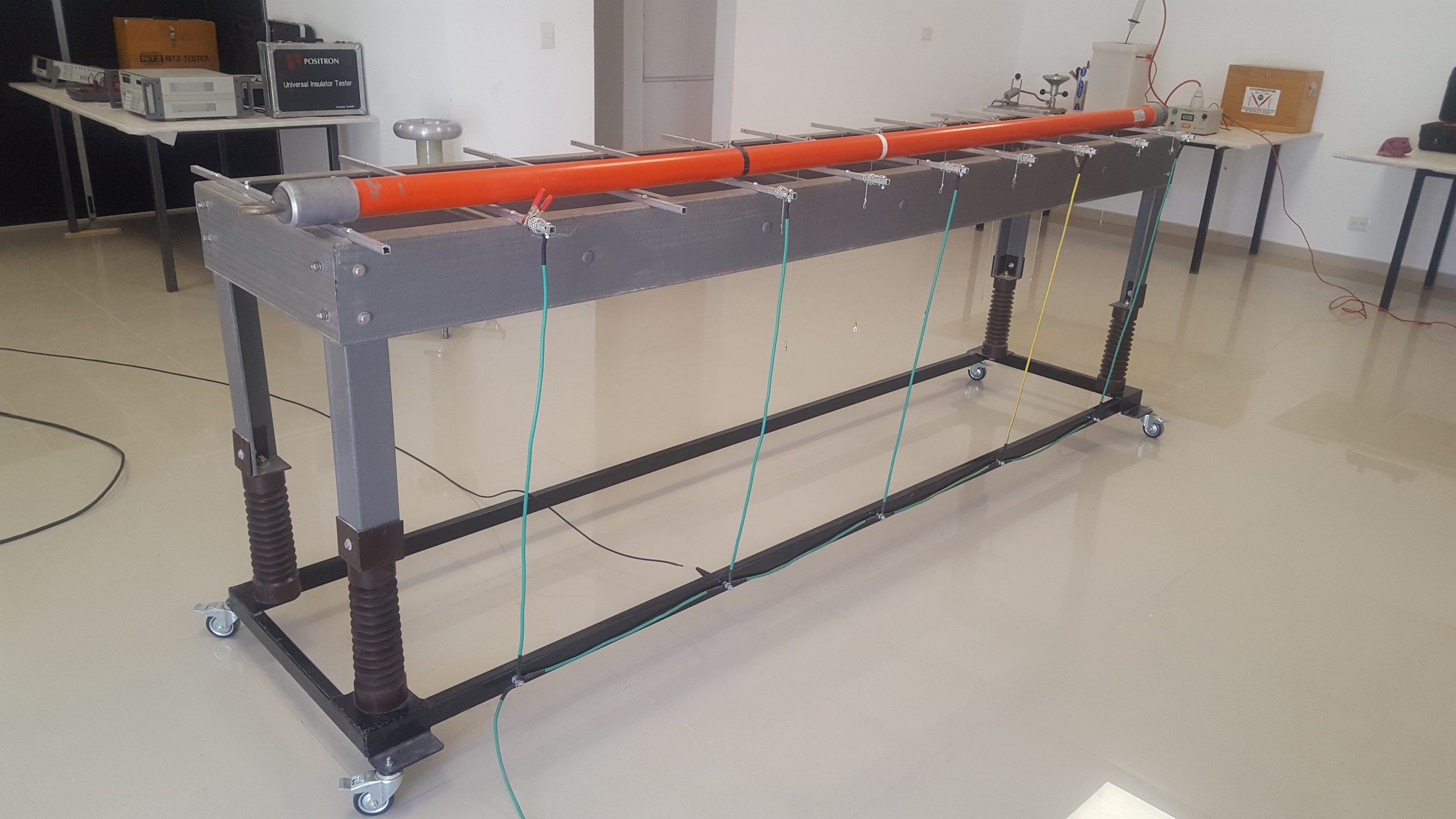 Banco de ensayo de pértigas en el laboratorio de alta tensión