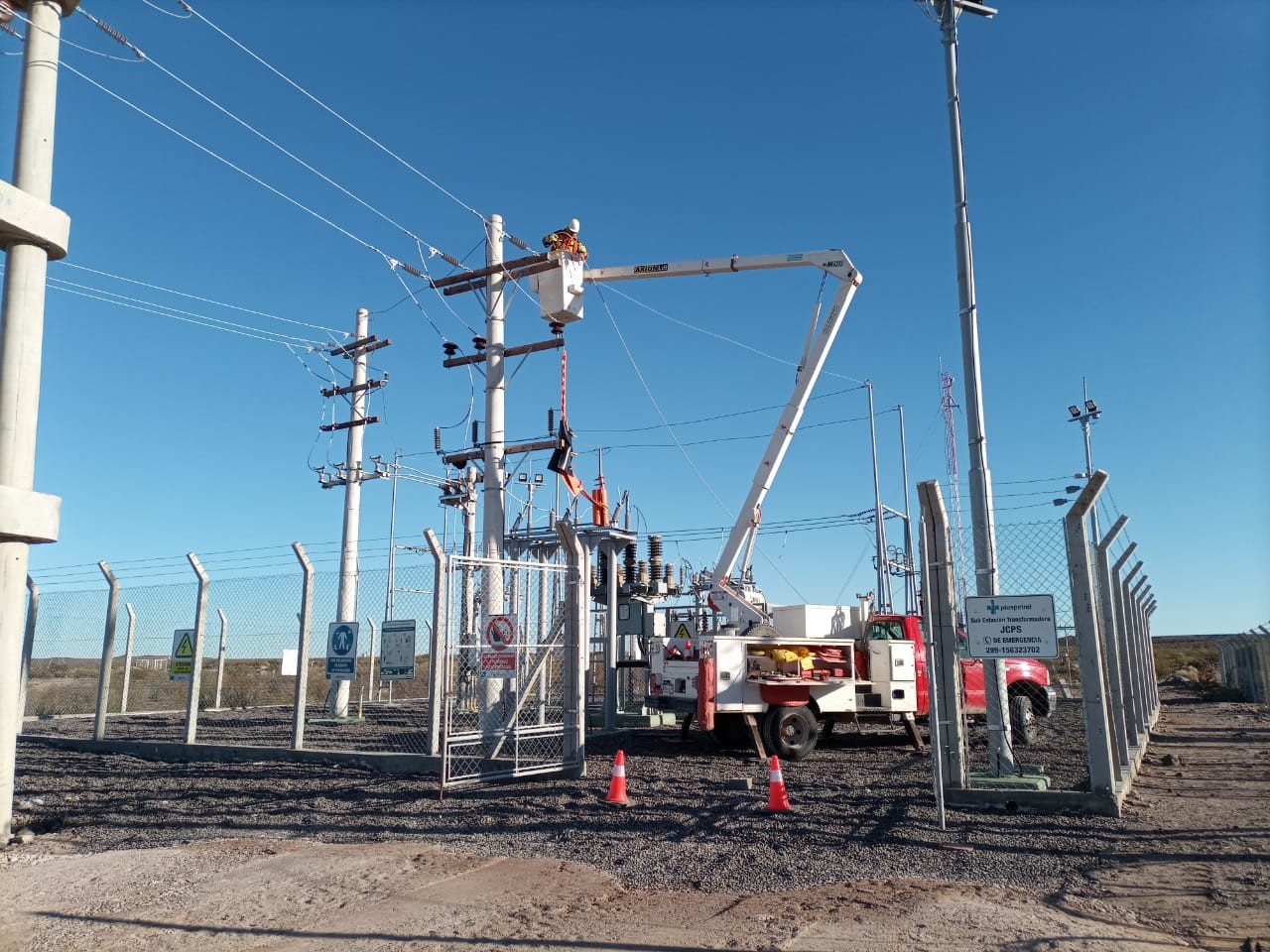 Hidroelevador de Power Line trabajando con tensión en una estación transformadora